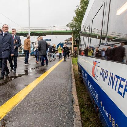 Grzegorz Boski, wicemarszałek Województwa Śląskiego, uczestniczy w inauguracji nowych szybkich połączeń PKP Intercity między Bielskiem-Białą a Krakowem. (wygenerowano przez AI)