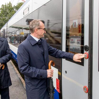 Grzegorz Boski, wicemarszałek Województwa Śląskiego, inauguruje nowe pociągi Bielsko-Biała - Kraków. (wygenerowano przez AI)