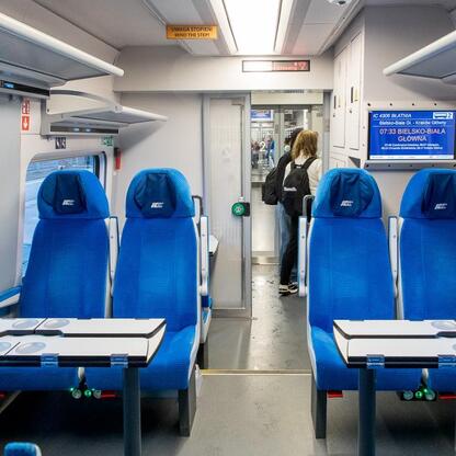Nowe połączenie InterCity 4306 Błatnia łączy Bielsko-Biała z Krakowem, zmodernizowane wnętrze z niebieskimi siedzeniami i nowoczesnymi urządzeniami. (wygenerowano przez AI)