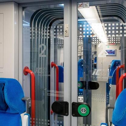 Wnętrze nowego pociągu InterCity Bielsko-Biała – Kraków, z wygodnymi fotełami i dostępem do internetu. (wygenerowano przez AI)