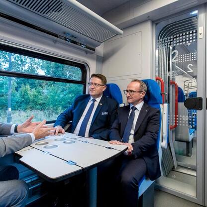 Grzegorz Boski, wicemarszałek Województwa Śląskiego, wraz z uczestnikami inauguracji nowych połączeń kolejowych między Bielskiem-Białą a Krakowem. (wygenerowano przez AI)