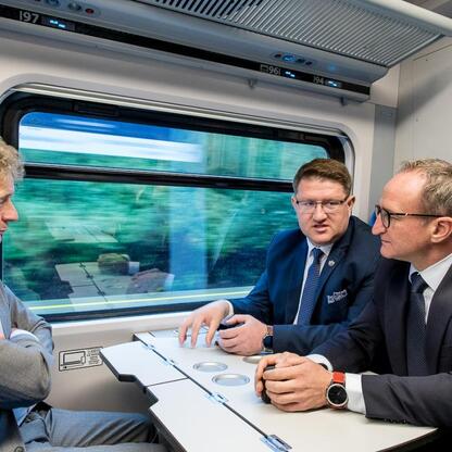 Grzegorz Boski, wicemarszałek Województwa Śląskiego, wraz z uczestnikami inauguracji nowych połączeń kolejowych między Bielskiem-Białą a Krakowem. (wygenerowano przez AI)