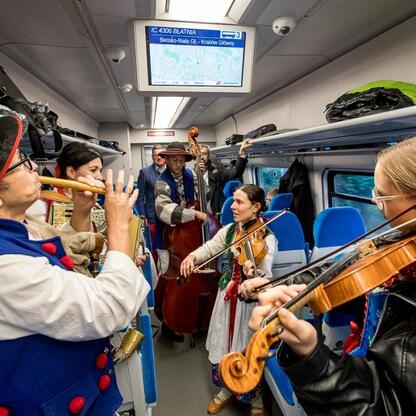 Nowe połączenia PKP Intercity na trasie Bielsko-Biała – Kraków, z udziałem samorządowców i parlamentarzystów. (wygenerowano przez AI)