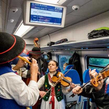 Wnioskowanie muzyki na pociągu IC 4306 Błatnia z Bielska-Białej do Krakowa. (wygenerowano przez AI)