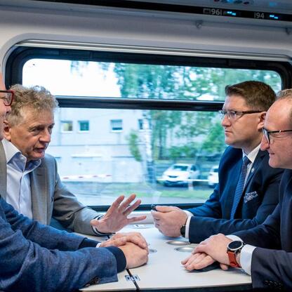 Grzegorz Boski, wicemarszałek Województwa Śląskiego, omawia nowe połączenia kolejowe z Marcinem Ryś i Joanną Pasierbek-Konieczny. (wygenerowano przez AI)