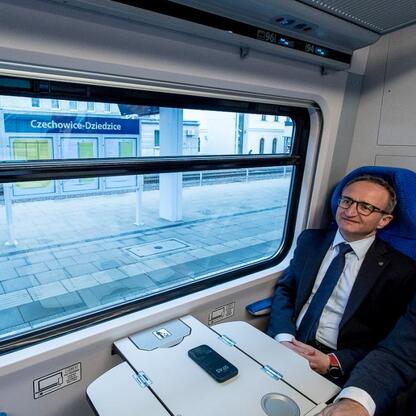 Wnioskowanie z nowych połączeń PKP Intercity na trasie Bielsko-Biała – Kraków, uczestniczą w inauguracji podsekretarze stanu, wicewojewoda i wicemarszałek Województwa Śląskiego. (wygenerowano przez AI)