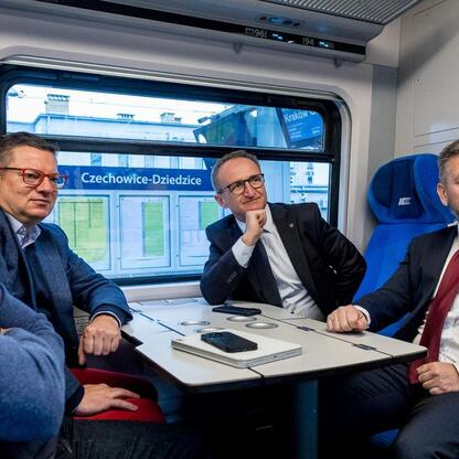 Grzegorz Boski, wicemarszałek Województwa Śląskiego, omawia nowy pociąg PKP Intercity z Bielska-Białej do Krakowa. (wygenerowano przez AI)