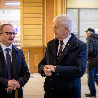 Grzegorz Boski, wicemarszałek Województwa Śląskiego, i inny uczestnik inauguracji nowych połączeń pociągów między Bielskiem-Białą a Krakowem. (wygenerowano przez AI)