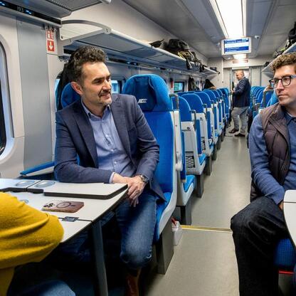 Nowe połączenia PKP Intercity Bielsko-Biała – Kraków, inauguracja przez samorządowców i parlamentarzystów. (wygenerowano przez AI)