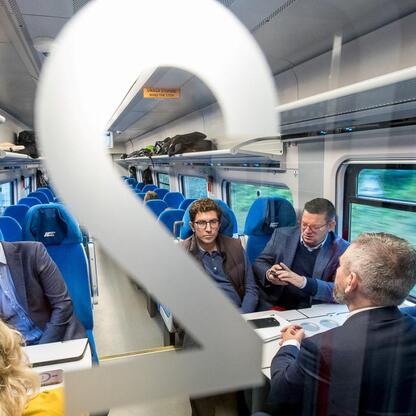 Wniesienie nowych intercityów między Bielsko-Białą a Krakowem, inauguracja przez wicemarszałka Grzegorza Boskiego. (wygenerowano przez AI)