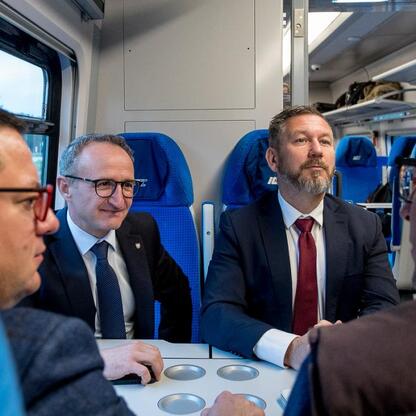 Grzegorz Boski, wicemarszałek Województwa Śląskiego, uczestniczy w inauguracji nowych połączeń kolejowych Bielsko-Biała – Kraków. (wygenerowano przez AI)
