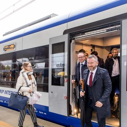 Grzegorz Boski, wicemarszałek Województwa Śląskiego, uczestniczy w inauguracji nowych połączeń PKP Intercity Bielsko-Biała – Kraków. (wygenerowano przez AI)