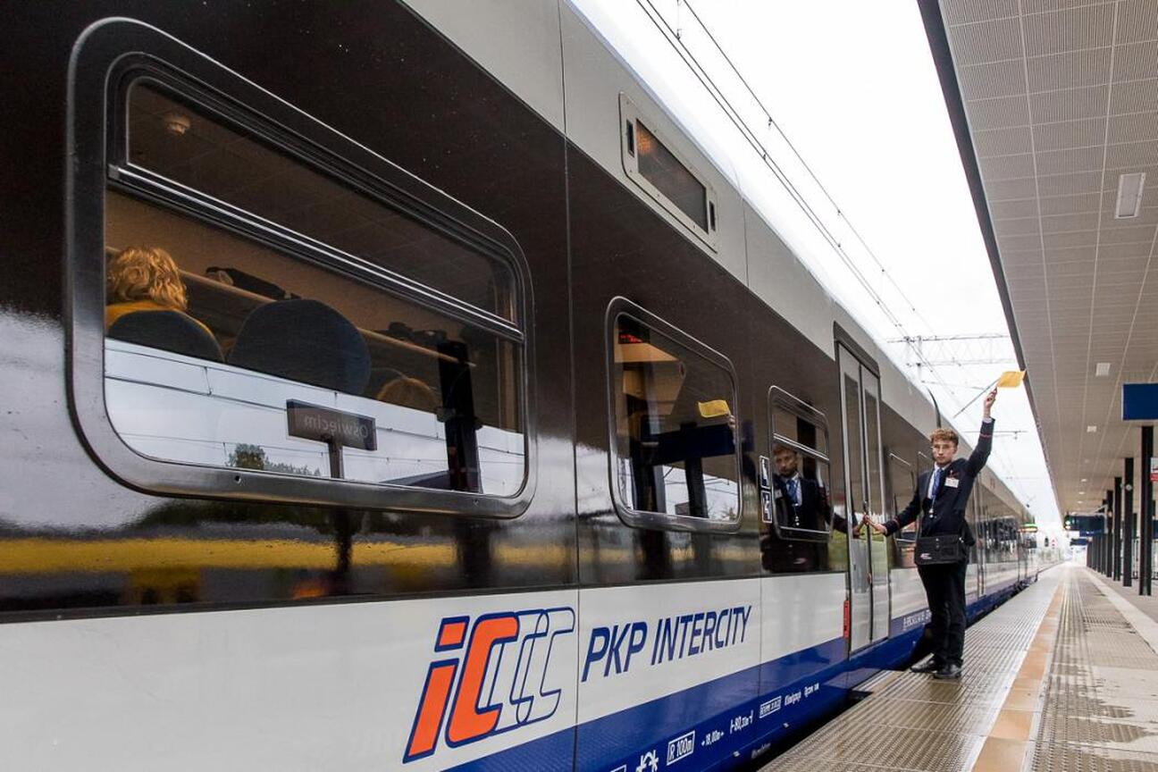 Grzegorz Boski, wicemarszałek Województwa Śląskiego, wraz z uczestnikami inauguracji nowych połączeń InterCity Bielsko-Biała – Kraków. (wygenerowano przez AI)