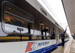Grzegorz Boski, wicemarszałek Województwa Śląskiego, wraz z uczestnikami inauguracji nowych połączeń InterCity Bielsko-Biała – Kraków. (wygenerowano przez AI)