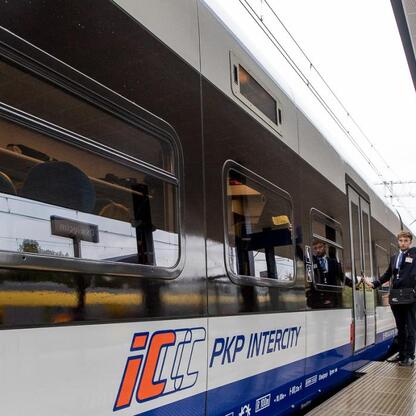Stacja kolejowa w Bielsku-Białej, PKP Intercity, nowe połączenia Kraków - Bielsko-Biała. (wygenerowano przez AI)