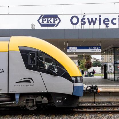 PKP Oświęcim: nowe szybkie połączenia Bielsko-Biała – Kraków. (wygenerowano przez AI)