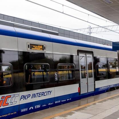 PKP Intercity ED74 na stacji Oświęcim, nowe połączenia Bielsko-Biała – Kraków. (wygenerowano przez AI)