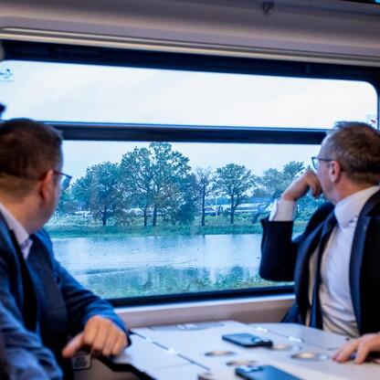 Pasażerowie cieszą się pięknym widokiem z pociągu InterCity Bielsko-Biała - Kraków. (wygenerowano przez AI)