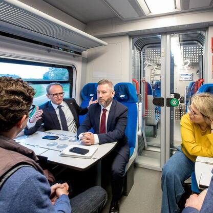 Grzegorz Boski, wicemarszałek Województwa Śląskiego, wraz z uczestnikami inauguracji nowych połączeń InterCity Bielsko-Biała – Kraków. (wygenerowano przez AI)