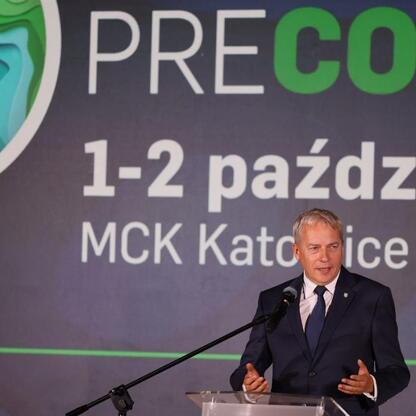 Marszałek Wojciech Saługa przemawia na PRECOP w Katowicach, podkreślając znaczenie działań klimatycznych. (wygenerowano przez AI)