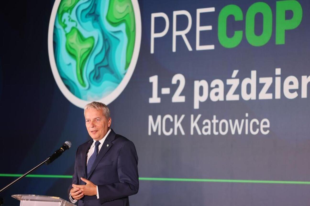 Wojciech Saługa, Marszałek Województwa Śląskiego, prowadzi dyskusję na panelu w ramach PRECOP 2025. (wygenerowano przez AI)
