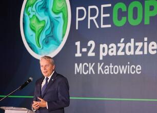 Wojciech Saługa, Marszałek Województwa Śląskiego, prowadzi dyskusję na panelu w ramach PRECOP 2025. (wygenerowano przez AI)