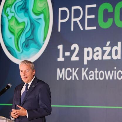 Marszałek Wojciech Saługa przemawia na PRECOP w Katowicach. (wygenerowano przez AI)