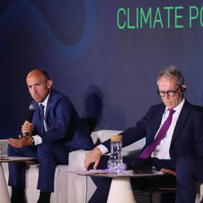Panel dyskusyjny na PRECOP 4 w Katowicach, omawiając politykę klimatyczną. (wygenerowano przez AI)