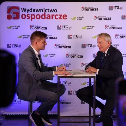 Wojciech Saługa, Marszałek Województwa Śląskiego, prowadzi dyskusję na panelu w ramach PRECOP 2025. (wygenerowano przez AI)
