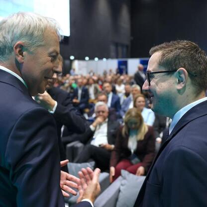 Wojciech Saługa, Marszałek Województwa Śląskiego, w rozmowie na konferencji Energy Days 2025. (wygenerowano przez AI)