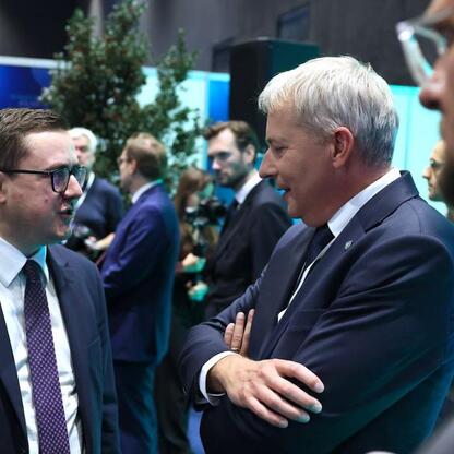 Wojciech Saługa, Marszałek Województwa Śląskiego, omawia transformację energetyczną na konferencji Energy Days 2025. (wygenerowano przez AI)