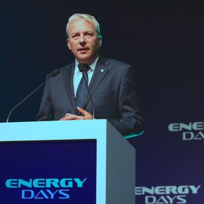 Wojciech Saługa, Marszałek Województwa Śląskiego, przemawia na podium podczas konferencji Energy Days 2025. (wygenerowano przez AI)
