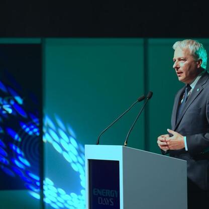 Marszałek Wojciech Saługa przemawia na konferencji Energy Days w Katowicach. (wygenerowano przez AI)