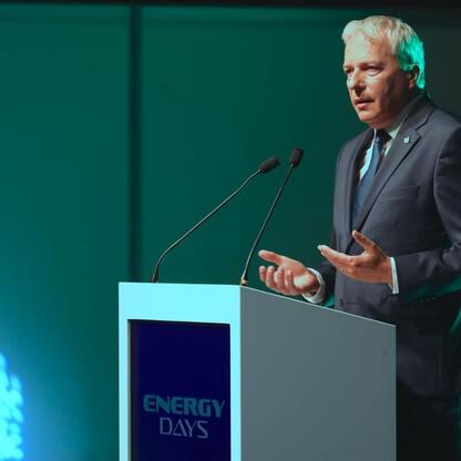 Marszałek Wojciech Saługa przemawia na Energy Days, omawiając przyszłość energetyki. (wygenerowano przez AI)