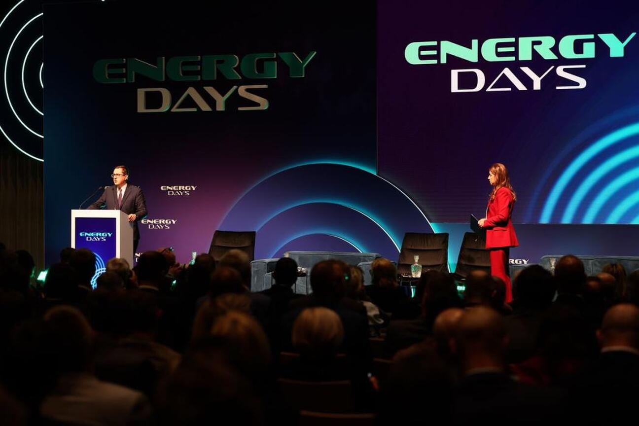 Wojciech Saługa, Marszałek Województwa Śląskiego, uczestniczy w Energy Days 2025. (wygenerowano przez AI)