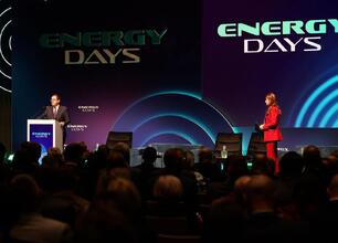 Wojciech Saługa, Marszałek Województwa Śląskiego, uczestniczy w Energy Days 2025. (wygenerowano przez AI)