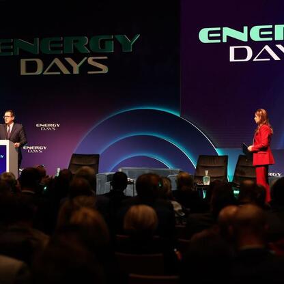 Scena z konferencji Energy Days 2025 w Katowicach, gdzie dyskutowane są przyszłe trendy energetyczne. (wygenerowano przez AI)