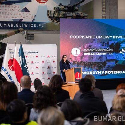 W Gliwicach podpisano umowę o wartości 850 mln zł na inwestycje w nowoczesne pojazdy opancerzone. (wygenerowano przez AI)
