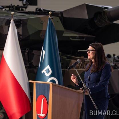 Podpis: Uroczystość podpisania kontraktu na budowę nowoczesnych pojazdów opancerzonych w Bumar-Łabędy w Gliwicach. (wygenerowano przez AI)