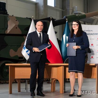 Województwo śląskie: podpisanie kontraktu na budowę nowoczesnego centrum produkcji pojazdów opancerzonych w Bumar-Łabędy. (wygenerowano przez AI)