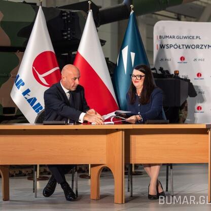 Podpis: Uroczyste podpisywanie umowy o wartości 850 mln zł na nowoczesne pojazdy opancerzone w Bumar-Łabędy. (wygenerowano przez AI)