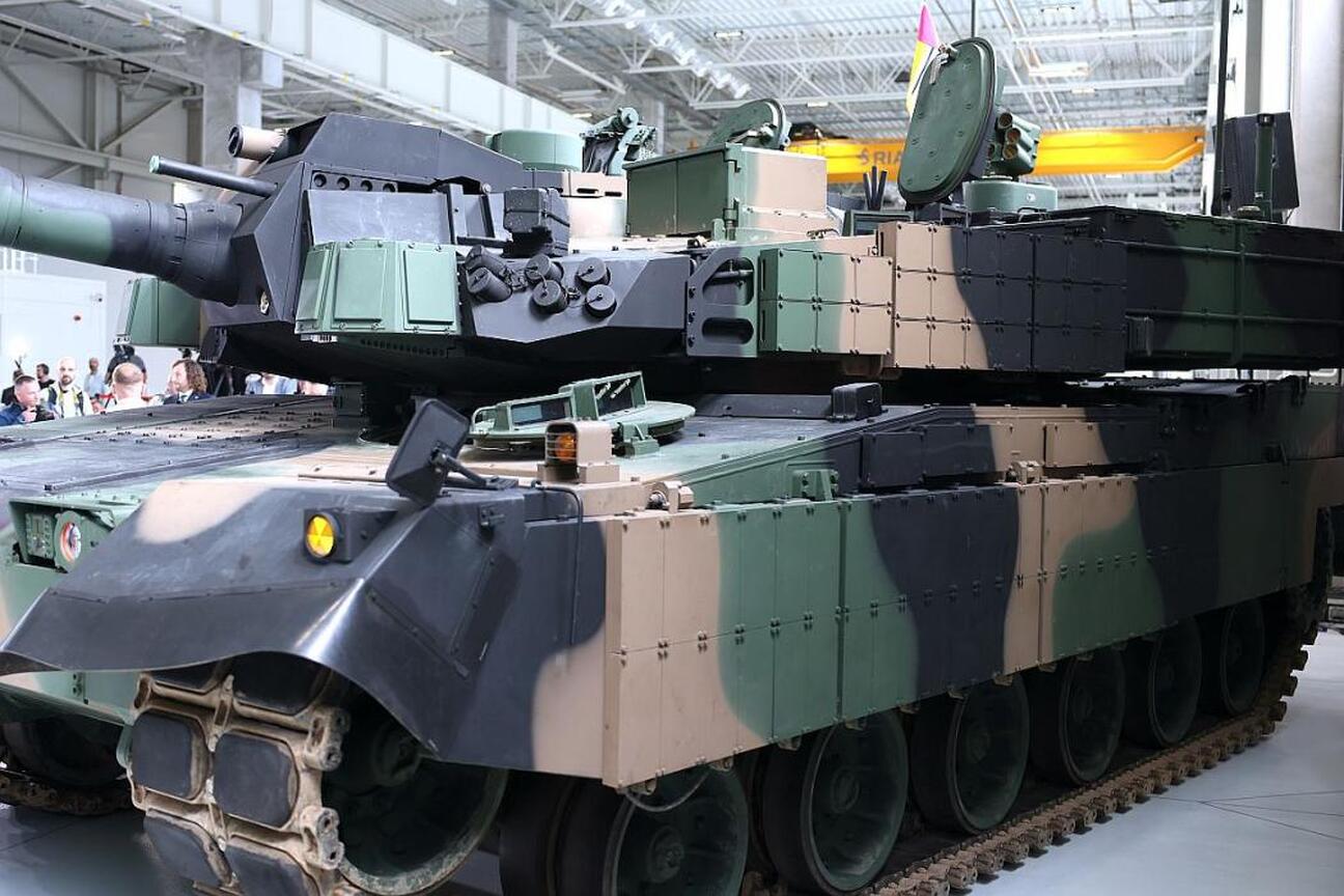 Nowoczesny czołg Leopard 2A6 w hali produkcyjnej Bumar-Łabędy. (wygenerowano przez AI)