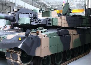 Nowoczesny czołg Leopard 2A6 w hali produkcyjnej Bumar-Łabędy. (wygenerowano przez AI)