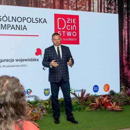 Rafał Adamczyk, członek Zarządu Województwa Śląskiego, wchodzi na scenę podczas inauguracji kampanii 