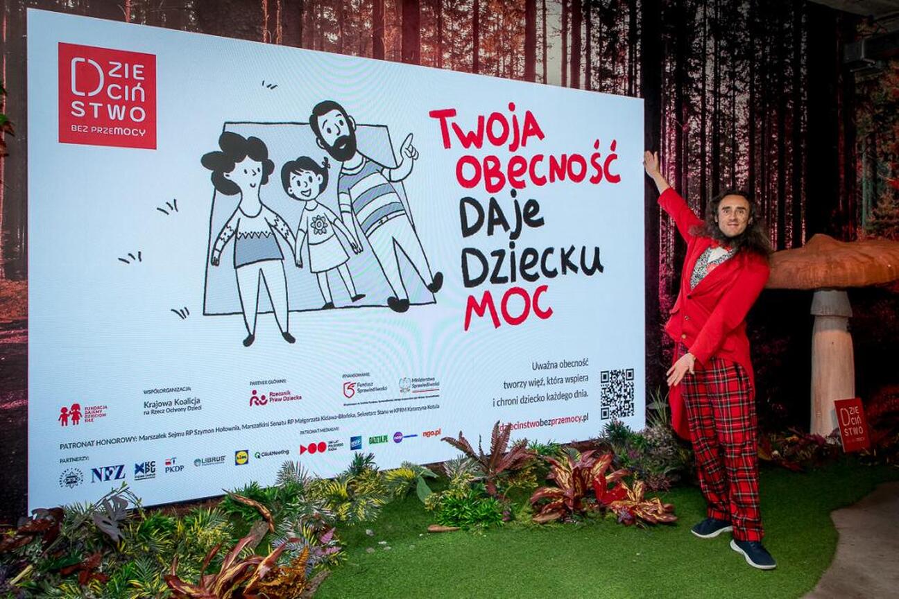 Wojewódzka inauguracja kampanii "Dzieciństwo bez Przemocy" w Katowicach. Członek Zarządu Województwa Śląskiego Rafał Adamczyk wraz z partnerami. (wygenerowano przez AI)