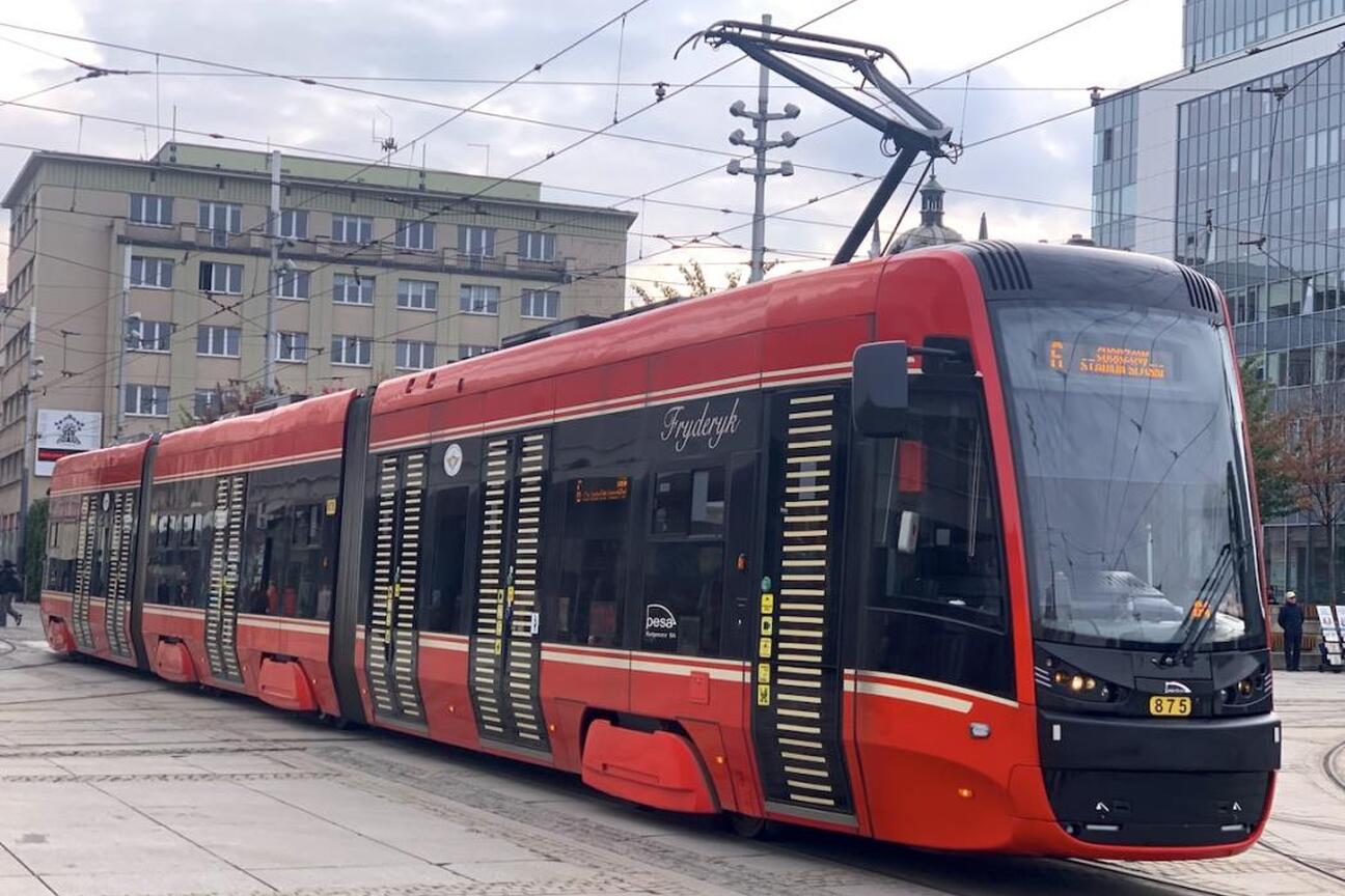 Modernizacja tramwajów w Katowicach, finansowana z EU, zmodernizowana niskopodłogowa tramwaj "Frederik" w centrum miasta. (wygenerowano przez AI)