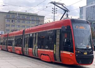 Modernizacja tramwajów w Katowicach, finansowana z EU, zmodernizowana niskopodłogowa tramwaj "Frederik" w centrum miasta. (wygenerowano przez AI)