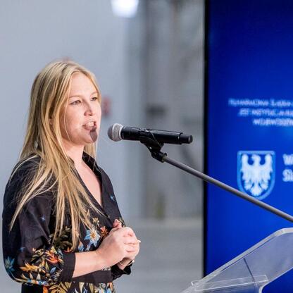 Joanna Bojczuk, członek Zarządu Województwa Śląskiego, przemawia na podium podczas konferencji prasowej projektu 