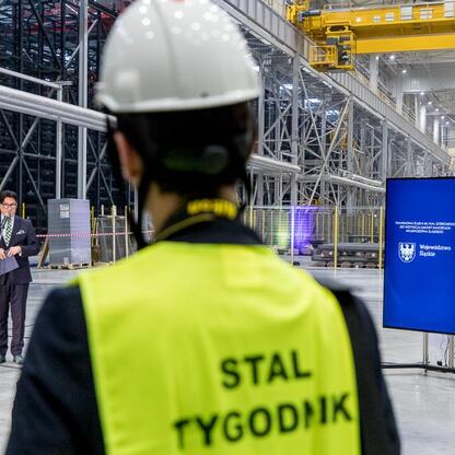 Widoczna jest konferencja prasowa w hali Cognor w Siemianowicach Śląskich, związana z projektem 