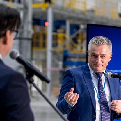 Na konferencji prasowej w Cognor Mill Hall w Siemianowicach Śląskich, gestykulujący mężczyzna w garniturze wyjaśnia założenia projektu 